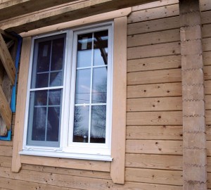 Пластиковые окна в доме из клееного бруса